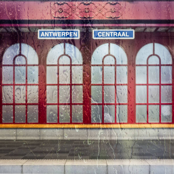 앤트워프 중앙역 이름 표지판 하지만 비 덮여 기차 창 - antwerp station center glass 뉴스 사진 이미지