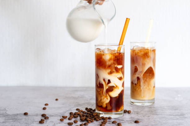 牛乳入り冷たい醸造コーヒー - カフェラテ ストックフォトと画像