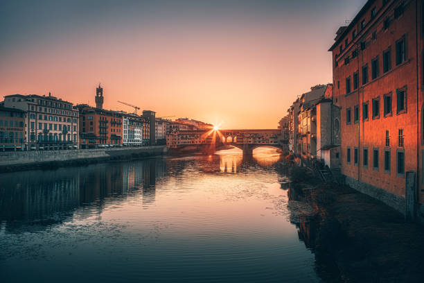 ciudad de florencia y amanecer sobre ponte vecchio toscana, italia - sun sunlight italy florence italy fotografías e imágenes de stock