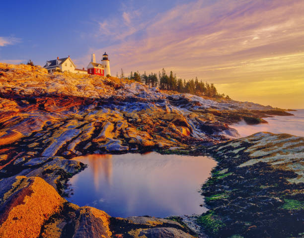 farol de pemaquid point - new england pemaquid peninsula blue skies lighthouse - fotografias e filmes do acervo