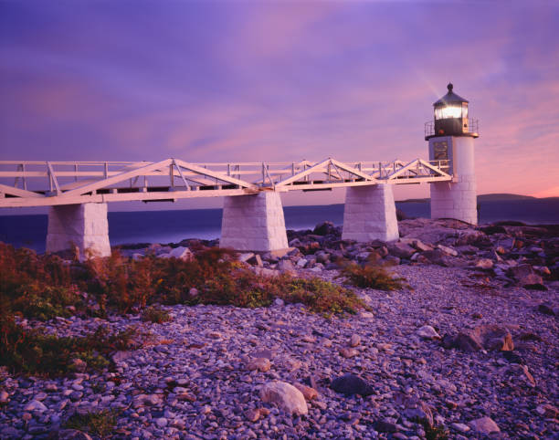 마셜 포인트 등대, 포트 클라이드 메인 - lighthouse maine waters edge marshall point lighthouse 뉴스 사진 이미지