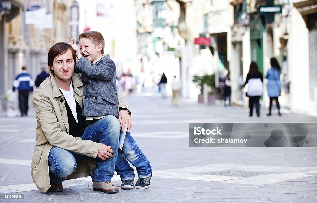 Padre e figlio in città - Foto stock royalty-free di Bambino