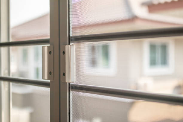 écran de fil de moustiquaire sur la protection de fenêtre de maison contre l’insecte - blocked door photos et images de collection