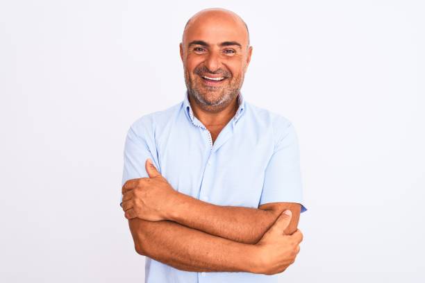 bel uomo di mezza età che indossa una camicia casual in piedi su uno sfondo bianco isolato volto felice sorridente con le braccia incrociate che guardano la telecamera. persona positiva. - 1u foto e immagini stock