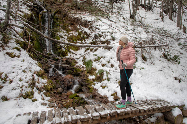 caminhante feminino caminha pelo calçadão coberto de neve - 16197 - fotografias e filmes do acervo