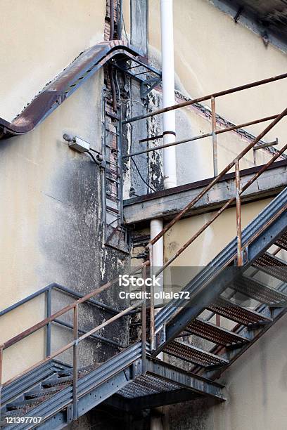 Alten Beschädigte Industrielle Fabrik Treppe Stockfoto und mehr Bilder von Außenaufnahme von Gebäuden - Außenaufnahme von Gebäuden, Bauwerk, Beschädigt