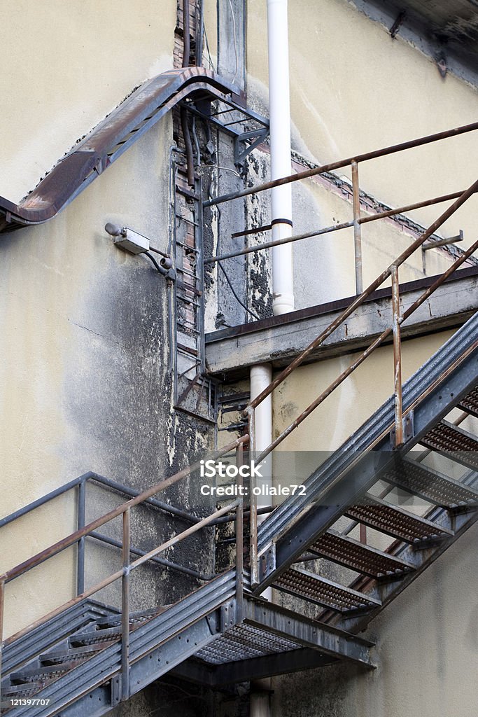 포기됨 손상되었음 공업주 공장 계단 - 로열티 프리 0명 스톡 사진