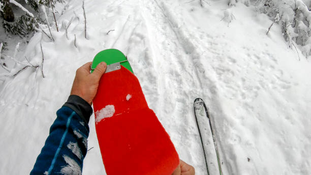남자는 산을 오르기 위해 스키에 스킨을 적용합니다. - 16324 뉴스 사진 이미지