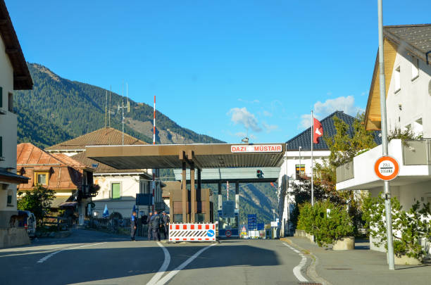 스위스 의 boader에서 사용하지 않은 보더 게이트 (무스 에어, 그라우 분덴 (또는 그리종)의 캔톤) 및 이탈리아 (트렌티노 알토 아디지 / 수에스티롤 (남부 티롤)) - engadin valley engadine european alps mountain 뉴스 사진 이미지