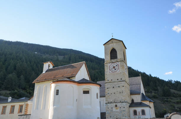 abtei saint john in mustair, unesco-weltkulturerbe, engadin, kanton graubünden (oder graubünden), schweiz - engadine switzerland europe clear sky stock-fotos und bilder