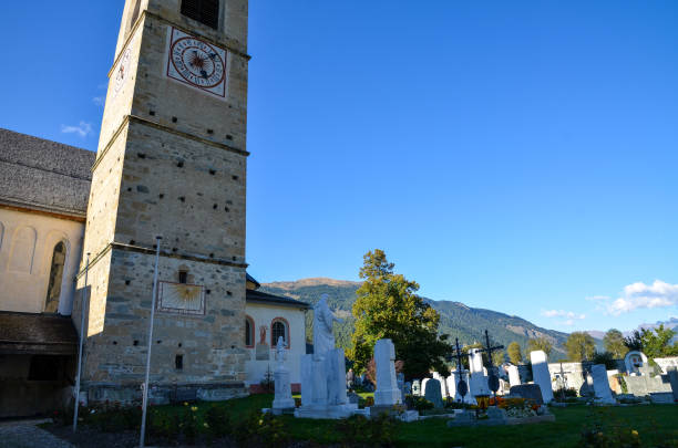 abadia de são joão em mustair, patrimônio mundial da unesco, região de engadin, cantão de graubunden (ou grisons), suíça - benedictine convent of saint john - fotografias e filmes do acervo