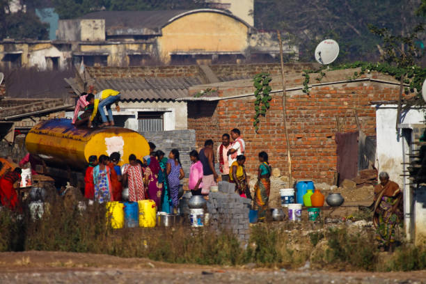 인도 시골에서 물을 모으는 마을 주민들 - water drinking village rural scene 뉴스 사진 이미지