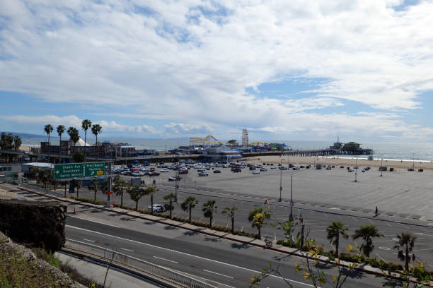 pacific coast highway e santa monica pier são abandonados durante quarentena de coronavírus - santa monica california route 1 pacific coast highway - fotografias e filmes do acervo