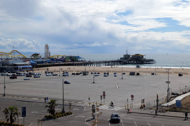 estacionamento vazio no deserto píer de santa monica devido à quarentena do coronavírus - beach parking lot car equipment - fotografias e filmes do acervo