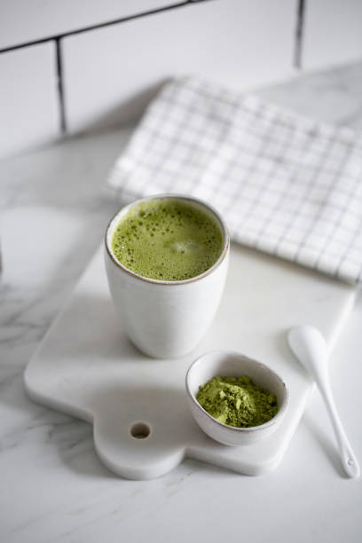 matcha grüner tee latte in einer rustikalen tasse. - matcha tee stock-fotos und bilder