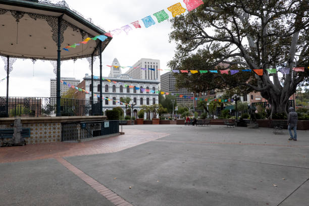 die olvera street plaza ist wegen coronavirus verlassen - surveillance history social issues horizontal stock-fotos und bilder