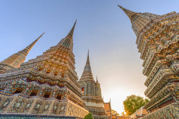 templo wat pho (bangkok, tailandia) - wat pho fotografías e imágenes de stock