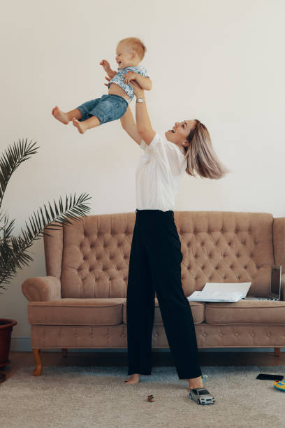 business-mama macht eine pause. multitasking-, freiberufler- und mutterschaftskonzept - working mother working mother balance stock-fotos und bilder