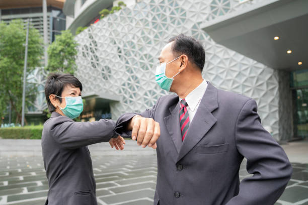 古いアジアのビジネスの人々は、covid 19を防ぐためのマスクで新しいメソッドによって集まる挨拶、この画像は、covid-19のために使用することができます - methode ストックフォトと画像