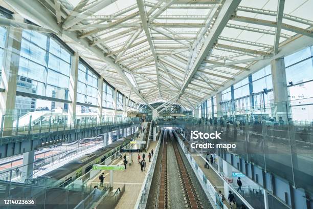 Estación Takanawa Gateway En La Línea Yamanote En Tokio Foto de stock y más banco de imágenes de Tren