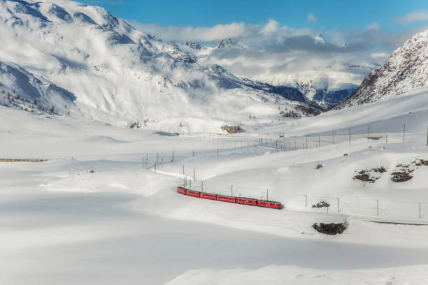 красный поезд понтресина / швейцария - berninapass стоковые фото и изображения