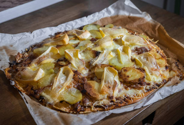 pizza reblochon fatta in casa - tomato sauce domestic kitchen meat cheese foto e immagini stock