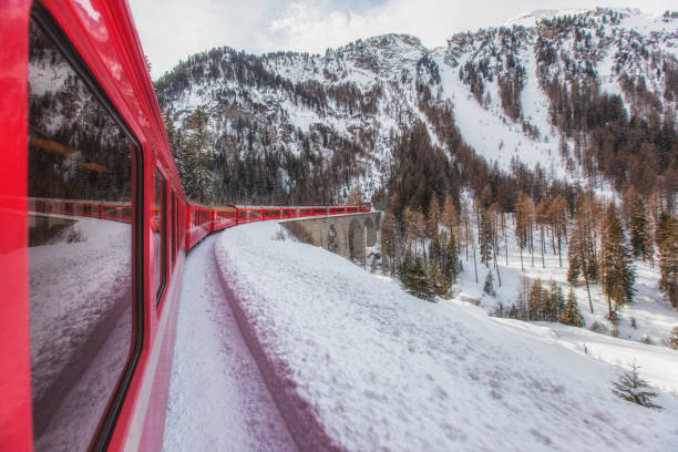 красный поезд размышления filisur / швейцария - pontresina european alps st moritz engadine стоковые фото и изображения