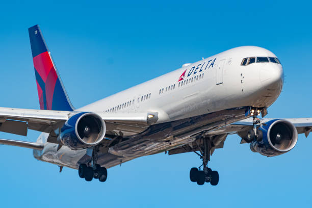 avión boeing 767 de delta air lines en frankfurt - commercial airplane airplane airbus passenger fotografías e imágenes de stock