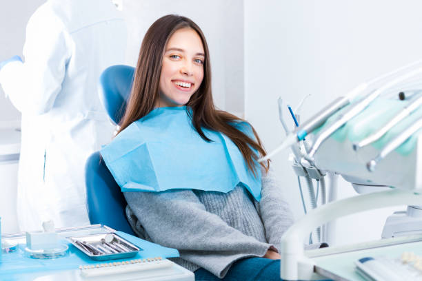 치과 의사 사무실에서 치아를 시험하는 젊은 여성 환자 - dental equipment chair dentist office dentists chair 뉴스 사진 이미지