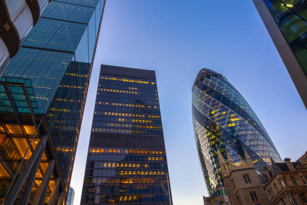 ロンドン市の照らされた高層ビルの低角度の眺め - 30 st mary axe ストックフォトと画像