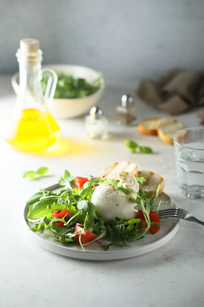 salade de fromage de buratta aux tomates - buratta photos et images de collection