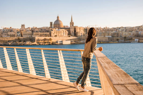 valletta malta stadt skyline, bunte haus balkon malta valletta, junge frau besuchen malta - inselrepublik malta stock-fotos und bilder