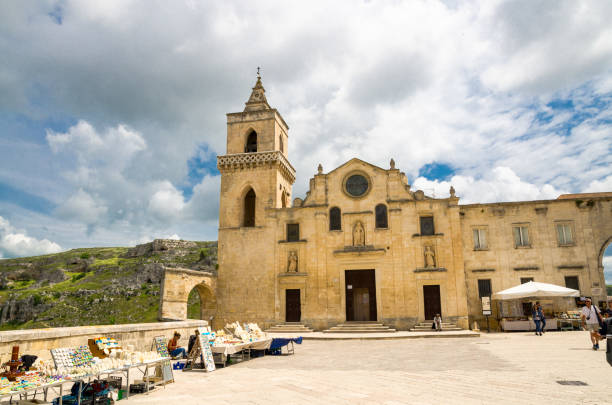 igreja chiesa san pietro caveoso na praça em frente ao barranco com cavernas di murgia timone no centro histórico antiga cidade antiga sassi, unesco, basilicata - italy panoramic town square skyline - fotografias e filmes do acervo