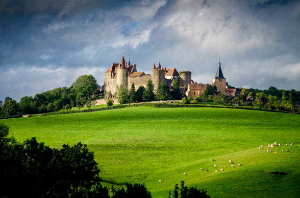 chateauneuf fort i dolina canal de bourgogne w departamencie cote d'or w regionie bourgogne franche comte, burgundia, francja. - burgundia zdjęcia i obrazy z banku zdjęć