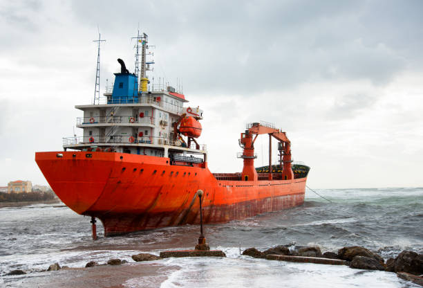 폭풍 후 좌초 된 배 - sailing ship shipping beached industrial ship 뉴스 사진 이미지