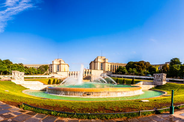 fontaine dans le jardin du trocadéro et le palais de chaillot près de la tour eiffel à paris, france - palais de chaillot photos et images de collection