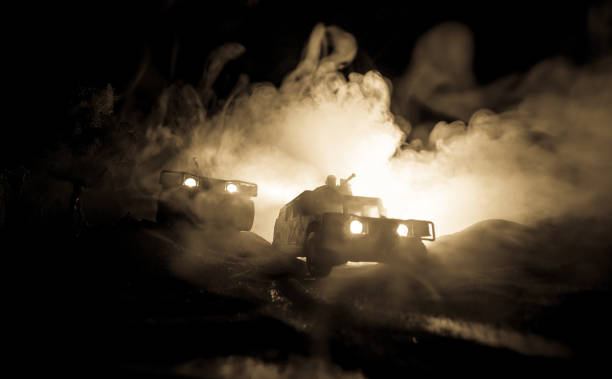 concepto de guerra. escena de batalla en el fondo del cielo de niebla de guerra, siluetas de lucha por debajo del horizonte nublado por la noche. - iraq conflict fotografías e imágenes de stock