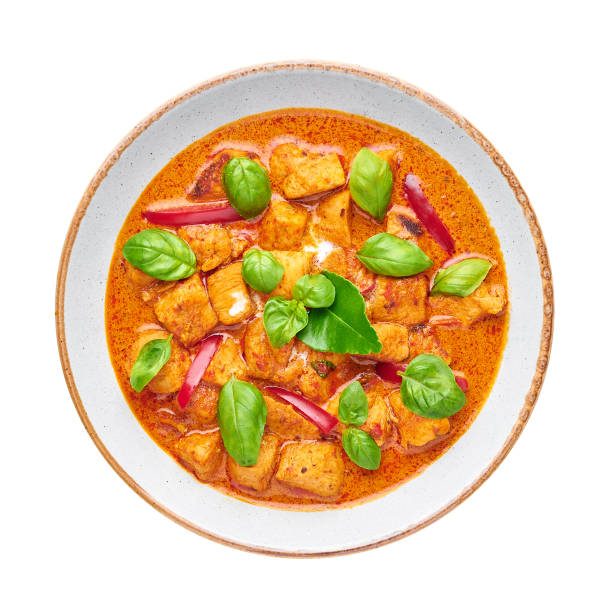 curry de pollo thai panang aislado sobre fondo blanco. phanaeng curry es un plato de cocina tailandesa con pollo, hojas de lima kaffir, salsa de curry rojo y verduras. comida tailandesa. comida de tailandia - panang curry fotografías e imágenes de stock