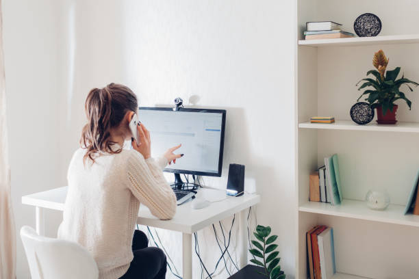 trabalhe em casa durante a pandemia de coromavírus. a mulher fica em casa. espaço de trabalho de freelancer. interior do escritório com computador - pc desktop pc women desk - fotografias e filmes do acervo