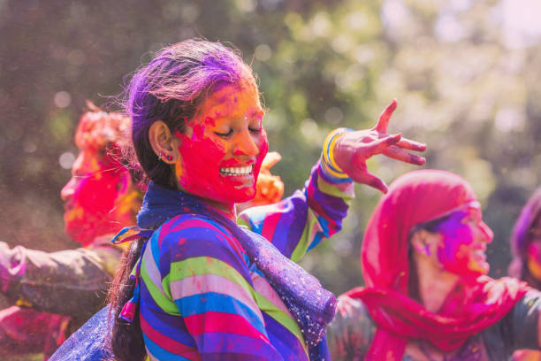 холи фестиваль танцы улыбаясь молодая индийская женщина джайпур индии - indian culture dancing dancer women стоковые фото и изображения