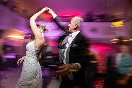 Novia bailando con su padre en la boda photo