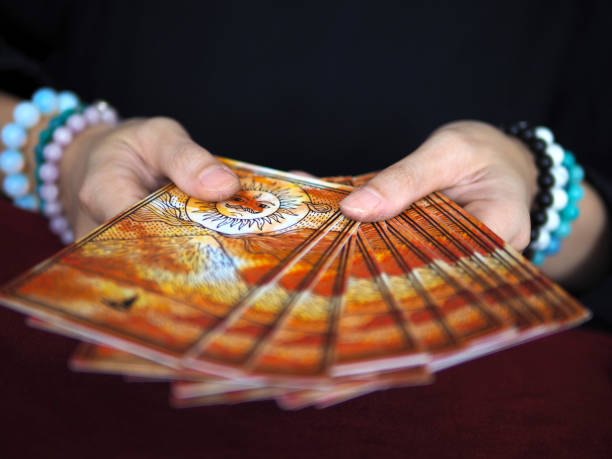 tarocchi lettura indovino astrologo divinazione messa a fuoco selezionata - destinies foto e immagini stock