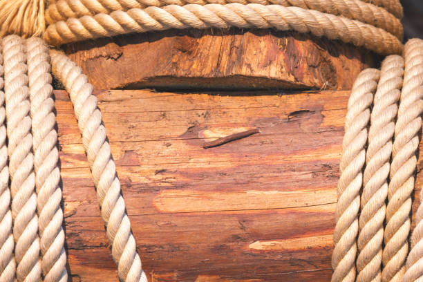 The connection logs with the help of the rope . Strong knot.