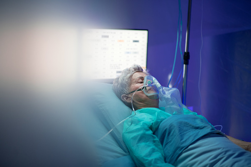 Paciente infectado en cuarentena acostado en la cama en el hospital, concepto de coronavirus. photo