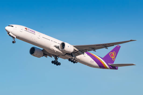 samolot linii lotniczych thai airways boeing 777 na lotnisku w monachium - thai airways zdjęcia i obrazy z banku zdjęć