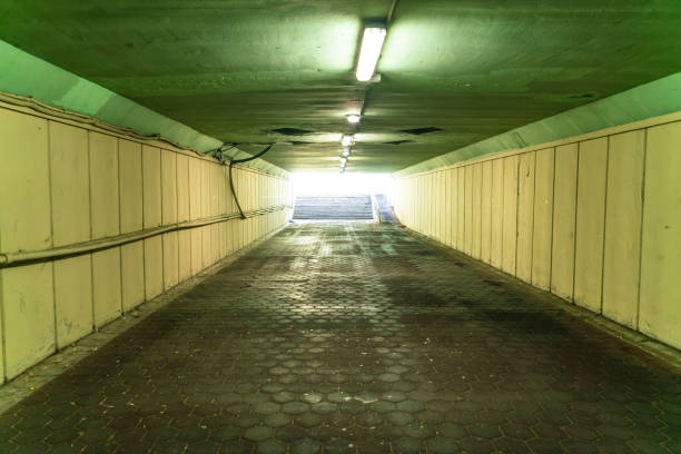 le tunnel - road long dirt footpath photos et images de collection