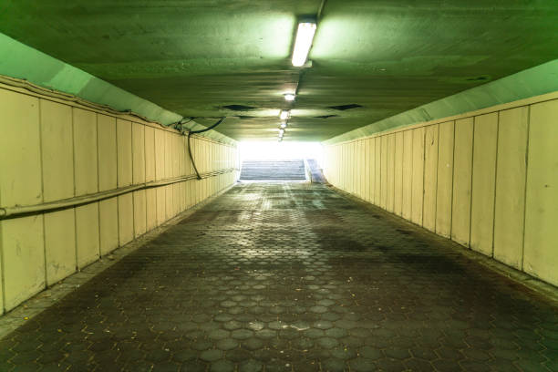 туннель - road long dirt footpath стоковые фото и изображения