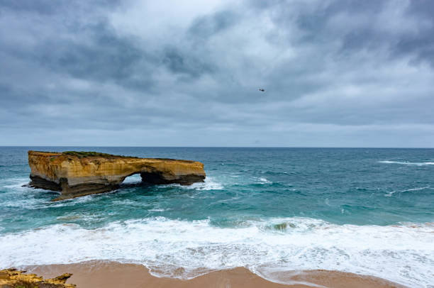 london bridge an der great ocean road, port campbell in victoria, australien. - australian culture landscape great ocean road beach stock-fotos und bilder