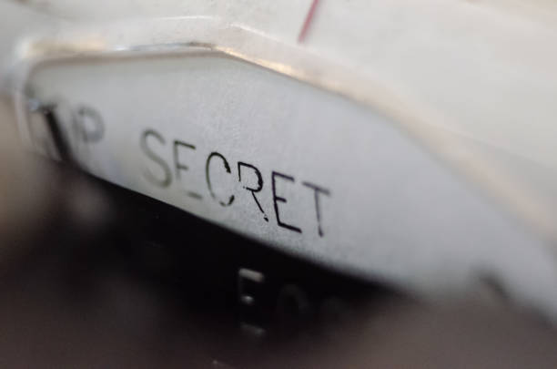 primo piano del testo stampato top secret su una vecchia macchina da scrivere - top secret foto e immagini stock