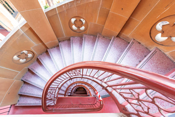 escadaria em espiral na escola de medicina de sydney, edifício anderson stuart na universidade de sydney, austrália. - enfiada de peixes - fotografias e filmes do acervo